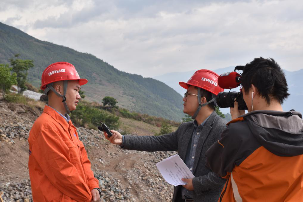 省道S464普格段公路升級改造工程一標項目經(jīng)理麥先權接受四川衛(wèi)視《四川觀察》記者采訪